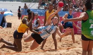 Rosario cerró la Playa Olímpica 2026 con un evento internacional de beach handball y con el título de Las Kamikazes