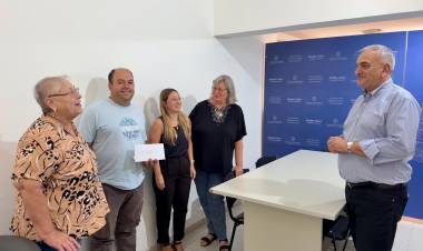 Alcides Calvo con las autoridades de midgets de la localidad de Vila