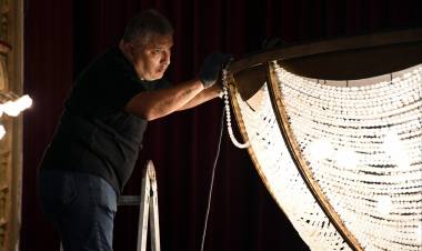 El Teatro Municipal bajó su histórica araña, un ritual místico abierto a los vecinos
