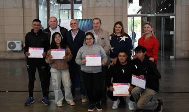 La Municipalidad entregó certificados de capacitación laboral y social a más de 700 vecinos