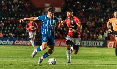 Colón con uno menos empató y mantuvo el invicto en el brigadier López