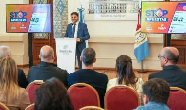 Pullaro presentó una app para que los padres puedan controlar los sitios digitales a los que acceden los menores