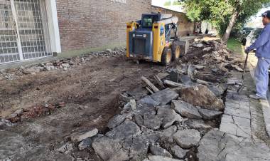 El Plan de Mejoramiento de Veredas avanza en dos grandes complejos educativos de la ciudad