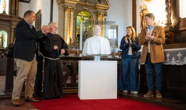 Santa Fe homenajeó al Papa Francisco con el descubrimiento del primer busto en honor a su paso por la ciudad