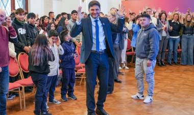 Pullaro: “Con los valores de la igualdad y la libertad, el Himno nos llama a fortalecer la vida en democracia”