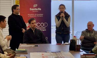 Jimena Senn participó de mesas de trabajo junto a APRECOD para abordar la prevención de consumos problemáticos en Las Colonias