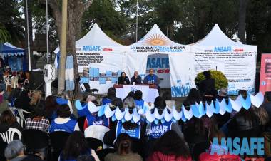 Intenso jornada de debate y reflexión en la Carpa Blanca de la dignidad docente en San Javier