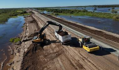 Para mejorar la conexión entre los departamentos San Justo y San Cristóbal a través de la Ruta 39, la Provincia avanza en la protección y repavimentación del puente sobre el Río Salado