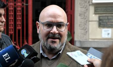 Avanza la limpieza de cables aéreos en la peatonal San Martín