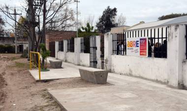 El complejo educativo de Colastiné Norte iguala derechos con una vereda accesible