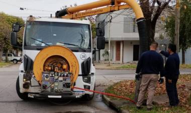 Se intensifican los trabajos de limpieza de bocas de tormentas y canales a cielo abierto