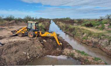 El Plan Hídrico de Pullaro llega al norte y licita la limpieza de 10 canales troncales claves