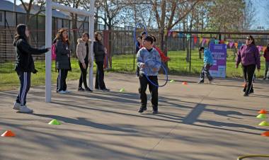 «Vivamos los Juegos»: el Polideportivo Cristalería se llenó de propuestas lúdicas, aprendizaje y espíritu olímpico