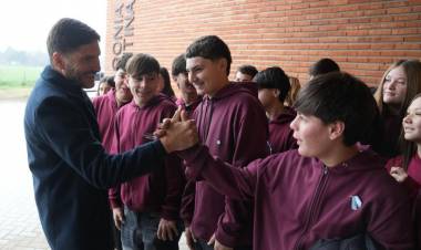 Pullaro reivindicó el trabajo colectivo como camino para construir futuro al inaugurar una escuela en Hughes