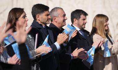 Pullaro encabezó la Promesa de Lealtad a la Bandera de miles de estudiantes de todo el país