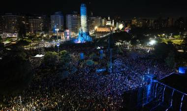 20 de Junio histórico: al pie del Monumento renovado por la Provincia, más de 350.000 personas celebraron el Día de la Bandera