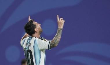 Con doblete y récord de Messi, la Selección argentina le ganó 2-0 a Austria y se clasificó a 16avos de final