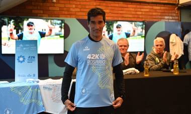 La ciudad del deporte: Rosario presentó la XXIV Maratón Internacional de la Bandera y su remera oficial