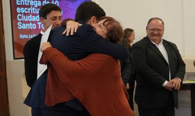 Pullaro, al entregar 60 escrituras a familias de Santo Tomé: “Este es un acto de profunda justicia”