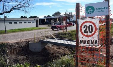 La Municipalidad comenzó a instalar los nuevos puentes peatonales sobre Aristóbulo del Valle