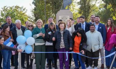 Pullaro inauguró en Ceres la renovación de la Plaza Independencia, ejecutada con fondos provinciales