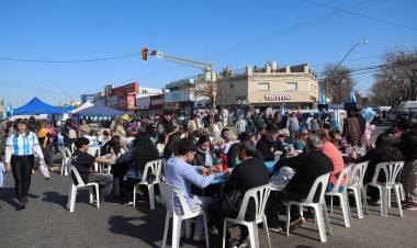 Una multitud celebró la tradicional fiesta patria del “9 de Julio en Aristóbulo del Valle”