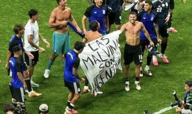 “Las Malvinas son argentinas”, la bandera que colocaron los jugadores en la cancha tras el pase a la final