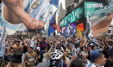 La Argentina copó Times Square con un banderazo multitudinario
