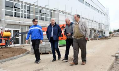 Poletti recorrió los avances del nuevo estadio multipropósito junto a Nery Pumpido