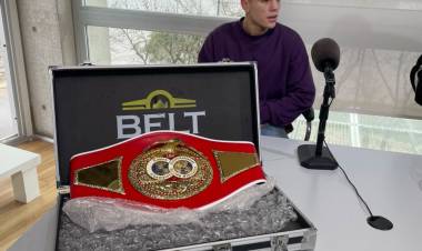 El campeón superligero latino de la FIP, Alan Crenz visitó los estudios de Mañana UNO