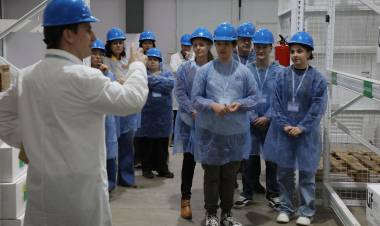 Provincia acerca la experiencia de la producción pública de medicamentos a estudiantes secundarios y equipos de salud