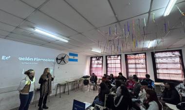Saber manejar el dinero se aprende: Santa Fe profundiza su trabajo de educación financiera en escuelas secundarias
