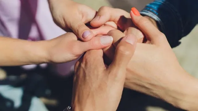 Matrimonio entre tres personas: qué pasa con la herencia, los bienes y las pensiones según la ley argentina
