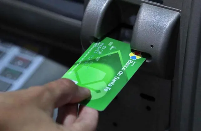 Tras los reclamos de los empleados públicos, Banco Santa Fe aclaró qué pasa si la tarjeta de crédito vence antes de cobrar el sueldo