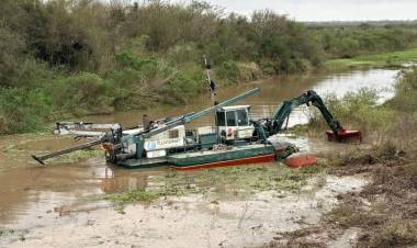 Provincia y Municipalidad de Coronda limpian canales clave para reforzar los drenajes ante El Niño