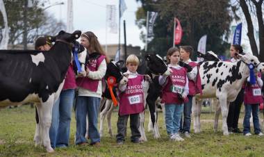 Los mini presentadores se quedaron con los aplausos en la pista