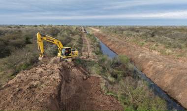 Con trabajos en el Canal Malaquías, la gestión de Pullaro comenzó la limpieza de 12 canales troncales en el centro provincial