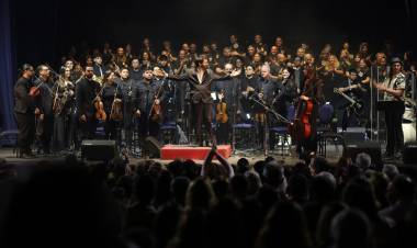 El Concejo Municipal acompañó una noche inolvidable de música y solidaridad