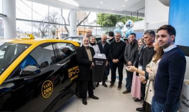 Rosario ya cuenta con su primer taxi eléctrico
