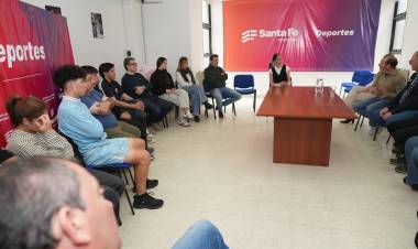 Provincia completó la entrega de becas a los 64 deportistas santafesinos que competirán en los Juegos Suramericanos