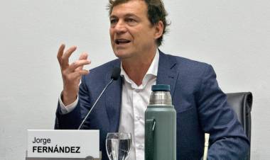 SEOM: Fernández propone que docentes y auxiliares no paguen estacionamiento para ir a trabajar