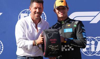 Simeone le entregó el premio por la pole position a Lando Norris en el GP de España