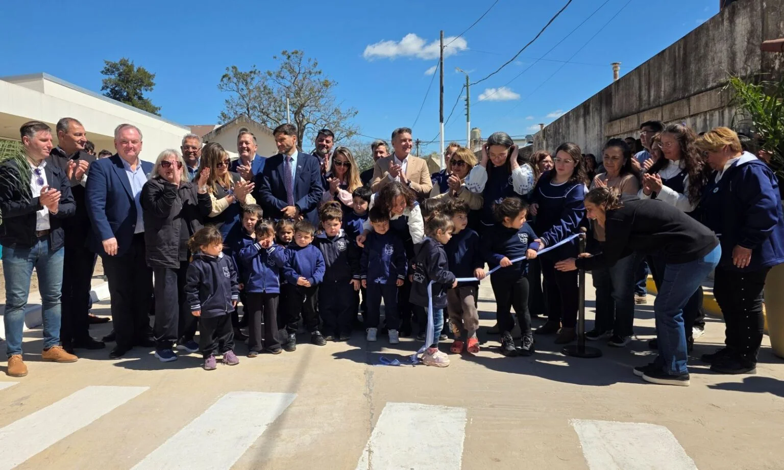 Con la presencia del Gobernador Pullaro se inauguró la obra de pavimento frente al Jardín de la E.N.S. N° 40 “Mariano Moreno”
