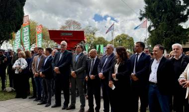 Calvo acompañó la apertura de la muestra industrial "En el centro de todo" en Rafaela