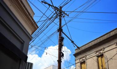 Santa Fe avanza hacia el ordenamiento del cableado aéreo