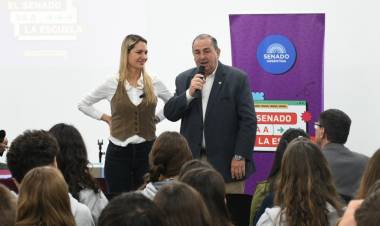 “Es importante para defender la democracia”: Poletti acompañó el programa El Senado va a la Escuela