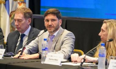 Pullaro: “Voy a pelear para que cada uno de los contenedores que salgan de Argentina, lo hagan por los puertos de Santa Fe”