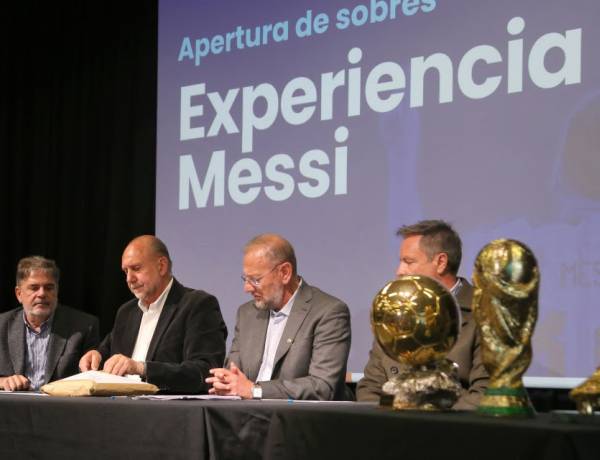 Perotti encabezó la licitación de “Experiencia Messi” en el Museo del Deporte de Rosario