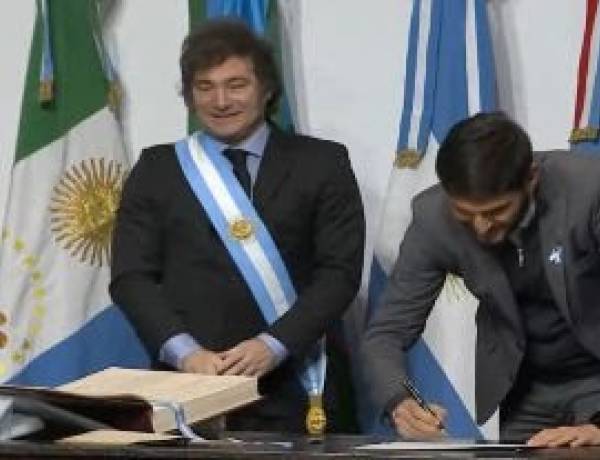 El gobernador Pullaro firmó el Pacto de Mayo en Tucumán