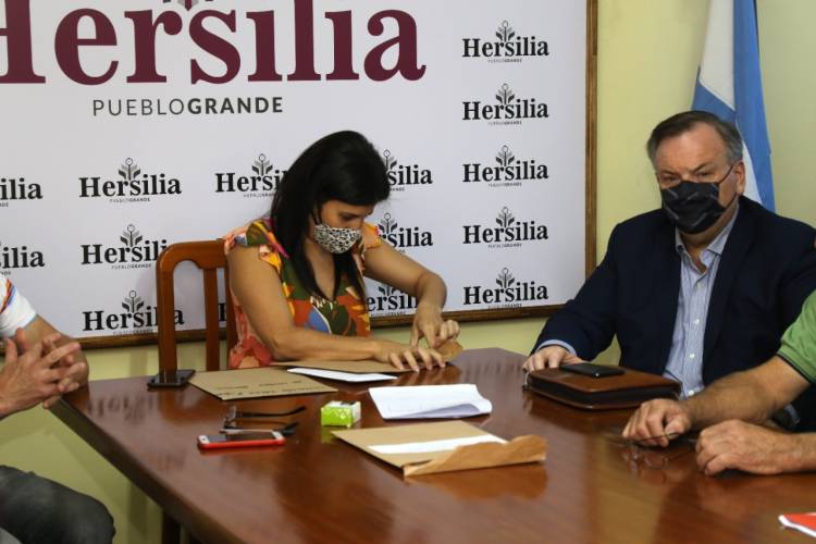 Felipe Michlig y Silvana Romero firmaron convenio para dotar de iluminación led a la localidad de Hersilia